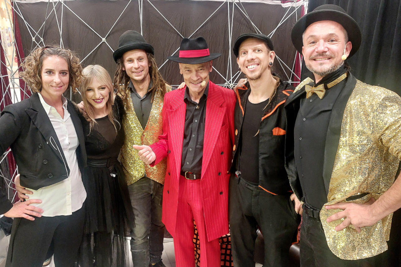 Čarodej in ventrilokvist Sam Sebastian in ostali nastopajoči v zaodrju Festivala magije v Kopru.