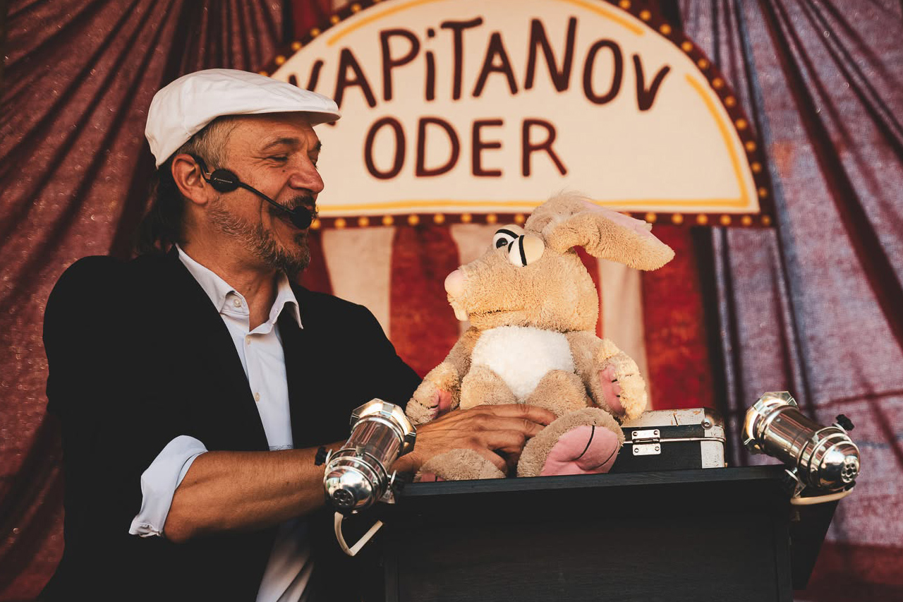 Čarodej in ventrilokvist Sam Sebastian in lutka Čarli na 37. Festivalu Pike Nogavičke v Velenju.