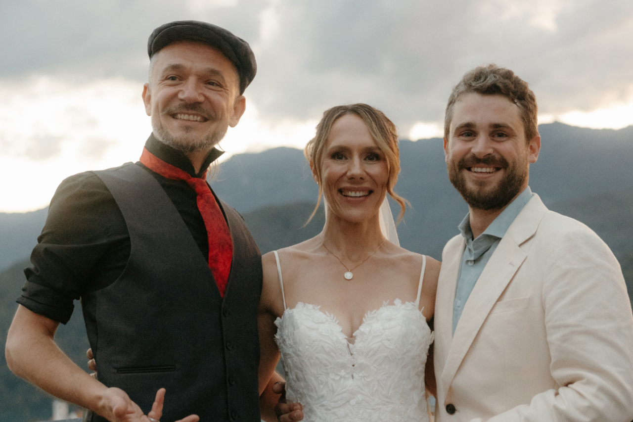 Čarodej in ventrilokvist Sam Sebastian in mladoporočenca na Blejskem gradu.