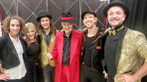 Čarodej Sam Sebastian in nastopajoči v zaodrju Festivala magije.