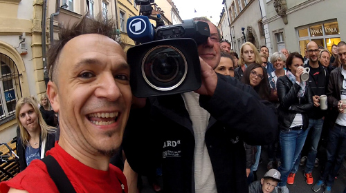 Čarodej Sam Sebastian s kamermanom nemške ARD1 v Bambergu v Nemčiji.
