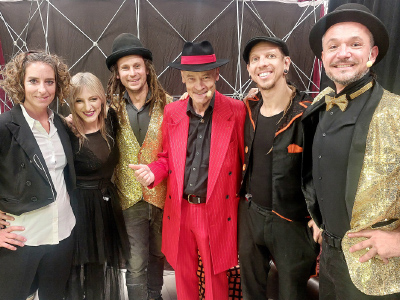 Čarodej Sam Sebastian in nastopajoči v zaodrju Festivala magije.