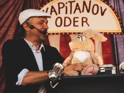 Čarodej in ventrilokvist Sam Sebastian in lutka Čarli na 37. Festivalu Pike Nogavičke v Velenju.
