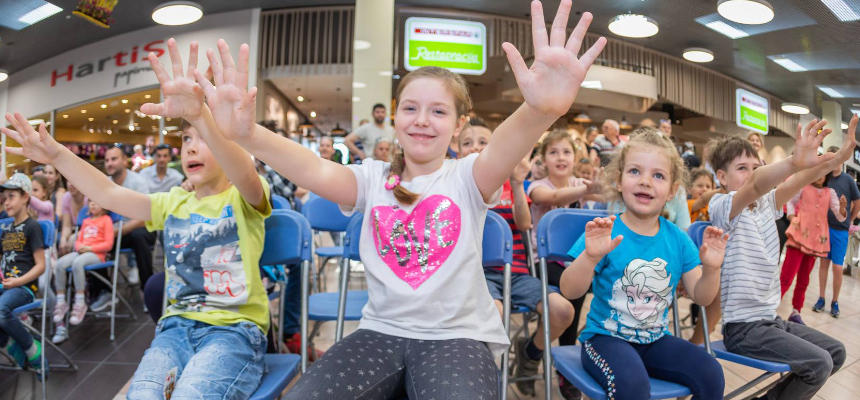 Otroško občinstvo na predstavi čarovnika in ventrilokvista Sam Sebastiana.