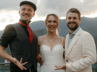 Čarodej in mentalist Sam Sebastian z mladoporočencema na gradu Bled.