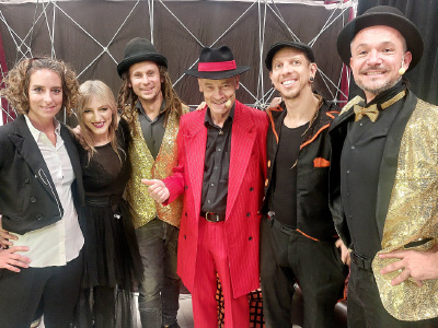 Čarodej in mentalist Sam Sebastian z artisti v zaodrju Festivala magije.