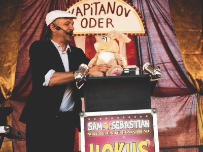 Čarovnik in ventrilokvist Sam Sebastian z lutko čarlijem na Festivalu Pike nogavičke.