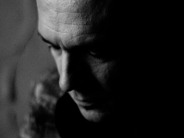 Čarodej, čarovnik in mentalist Sam Sebastian na črnobelei profilni fotografija avtorja Klemna Razingerja.