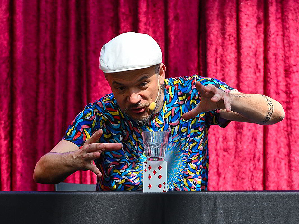 Čarodej, čarovnik in mentalist Sam Sebastian izvaja čarobno delavnico na Festivalu magije v City Parku v Ljubljani.