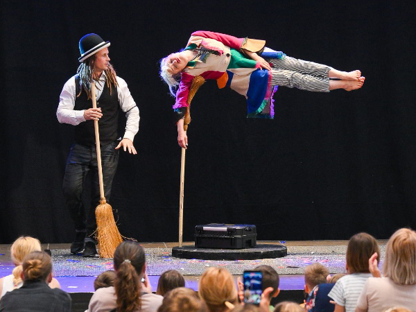 Iluzionistična točka skupine Arbadakarba na Festivalu iluzije v City Parku v Ljubljani.