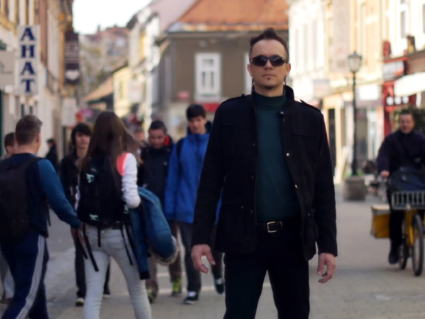 Čarodej, čarovnik in ulični performer Sam Sebastian na ulici v Tv seriji Šesti čut.
