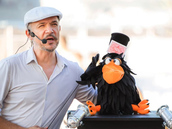 Čarodej, čarovnik in mentalist Sam Sebastian ter osupla gledalka med nastopom na Festivalu Lent.