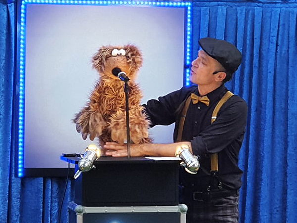Čarodej in mentalist Sam Sebastian na slepo sestavlja Rubikovo kocko v TV oddaji Dobro jutro na TV SLO.