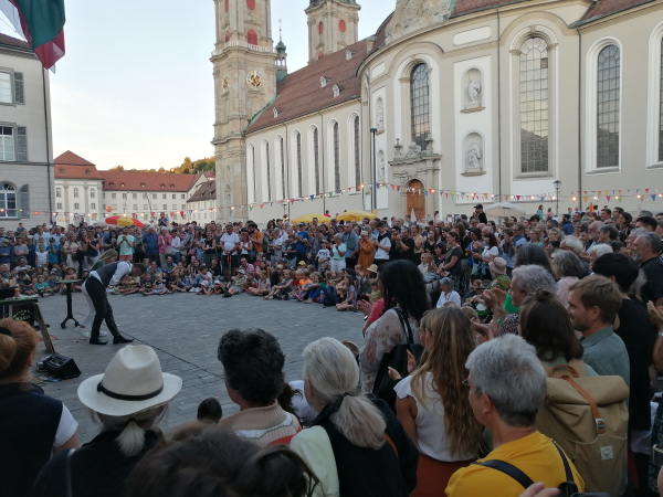 Čarodej, čarovnik in ulični performer Sam Sebastian se prikloni številni publiku na festivalu Aufgetischt!, St.Gallen, Švica.