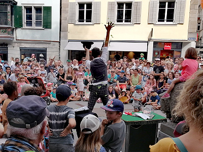 Čarodej, iluzionist, mentalist in street performer nastopa na ulici na festivalu Aufgetischt! v mestu St.gallen, Švica.