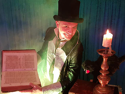Čarodej Sam Sebastian in lutka Kroki v halloween predstavi Take bučna za Noč čarovnic.