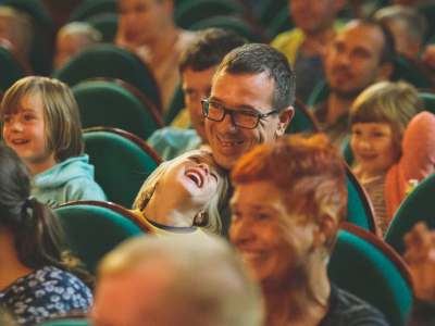 Publika se zabava  na predstavi čarodeja Sam Sebastiana v Kulturnem domu Slovenj Gradec.