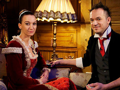 Čarodej, čarovnik, mentalist, ventrilokvist in iluzionist Sam sebastian fotografiran na snemalnem setu za TV serijo Šesti čut za RTV SLO.
