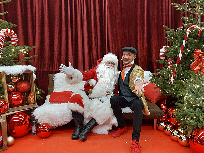 Čarovni in čarodej Sam Sebastian in Božiček na decembrski prireditvi.