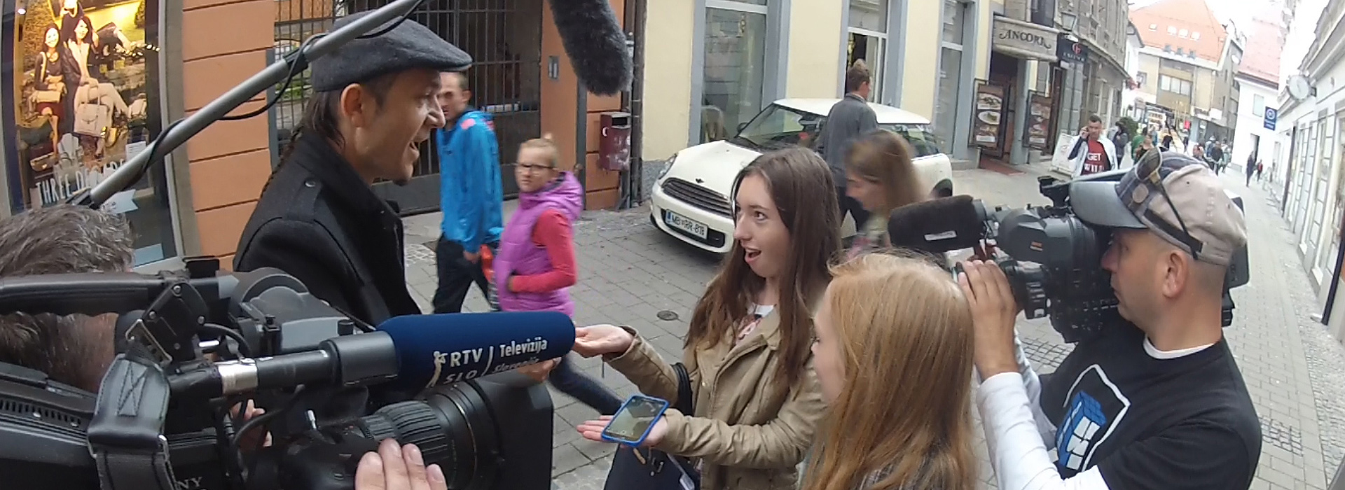 Čarodej in mentalist Sam Sebastian snema na ulici TV serijo Šesti čut.