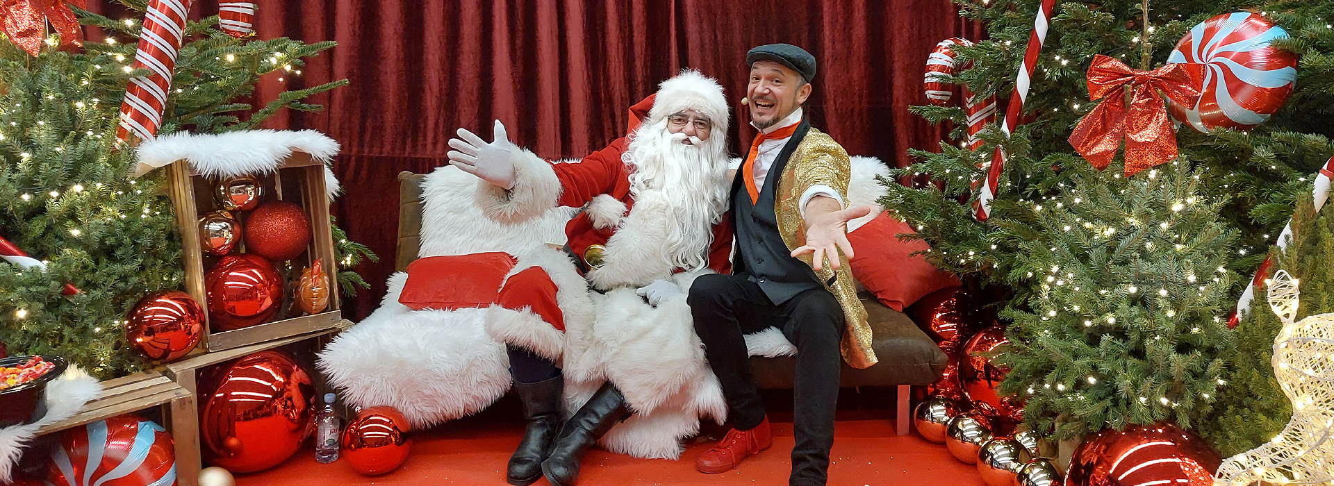 Čarodej in ventrilokvist Sam Sebastian z Božičkom na decembrski prireditvi.