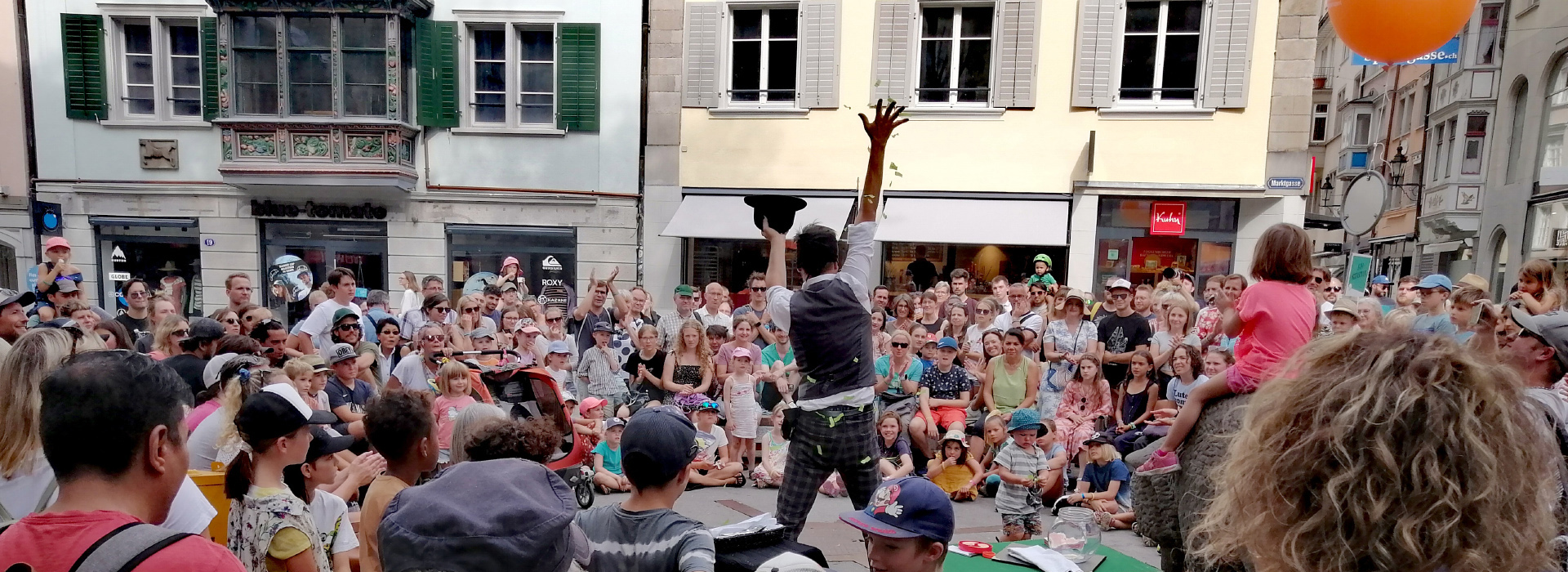 Čarodej in mentalist Sam Sebastian si je nabral ogromno občinstvo na festivalu uličnega gledališča Aufgetischt! v St.Gallen, Švica.