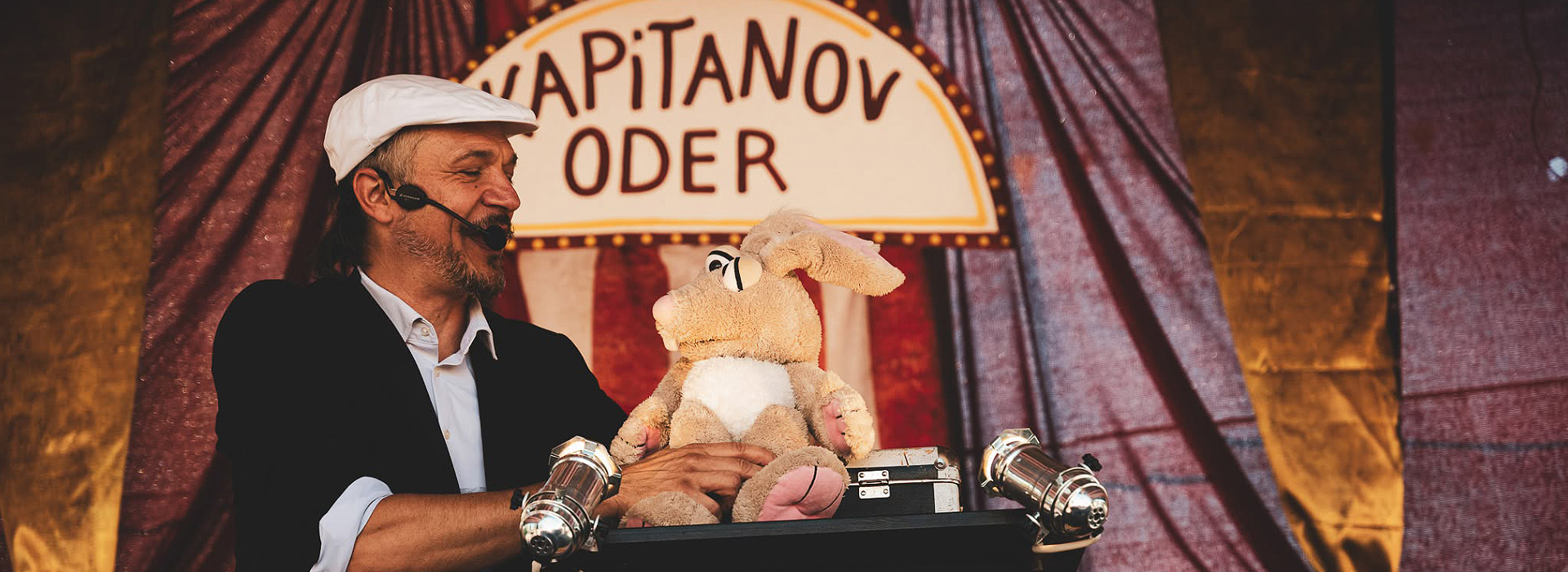 Čarovnik Sam Sebastian nastopa na odru na otroškem bazarju v Ljubljani.