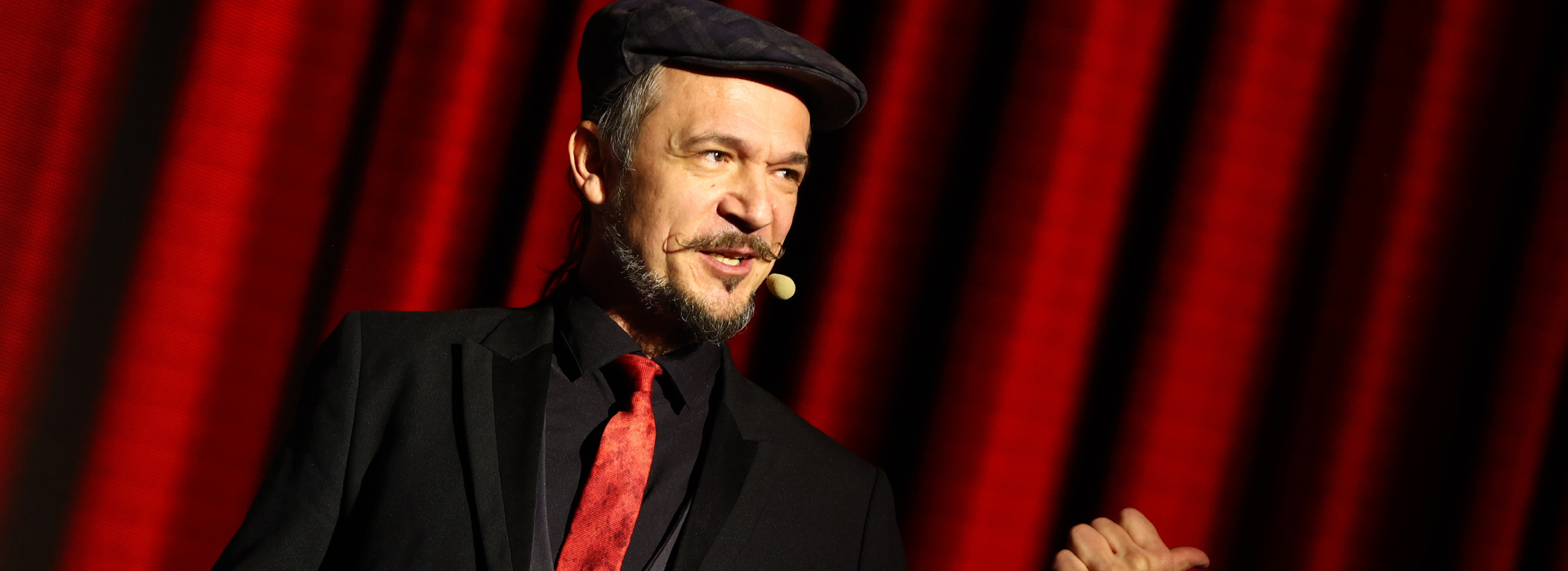 Mentalist Sam Sebastian na poslovni konferenci v Portorožu.